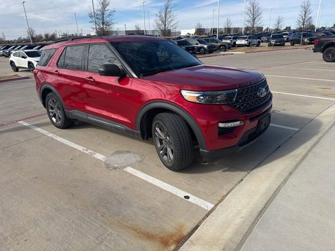 Used 2021 Ford Explorer XLT w/ Equipment Group 202A image 2