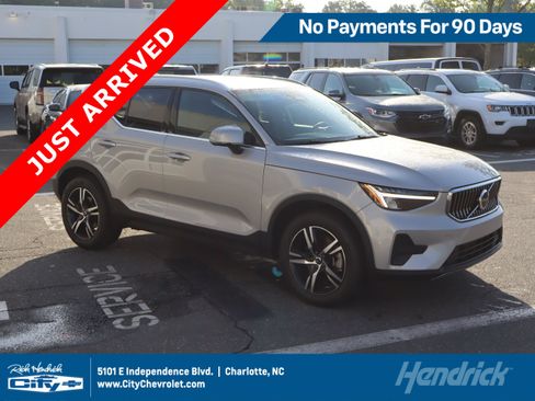 Used 2025 Volvo XC40 B5 Core AWD/4WD image 1