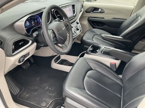 Used 2024 Chrysler Pacifica Select image 20