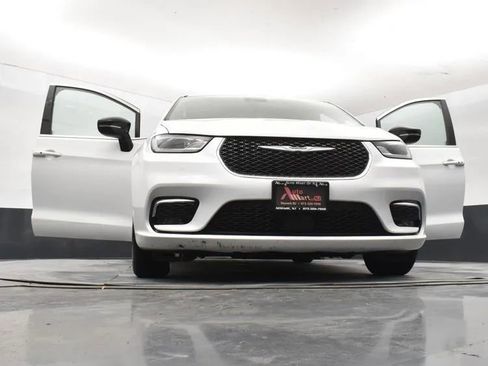 Used 2024 Chrysler Pacifica Touring-L image 11