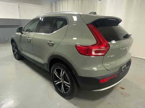 Used 2025 Volvo XC40 B5 Core image 2