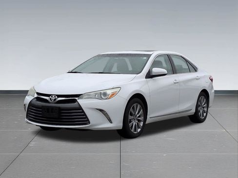 Used 2016 Toyota Camry XLE w/ Moonroof Package image 10