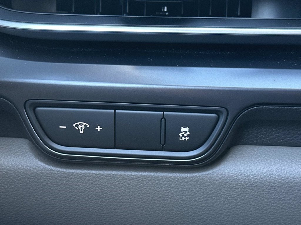 Used 2025 Kia Carnival FWD image 15