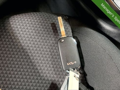 Used 2025 Kia Soul LX w/ LX Technology Package FWD image 12