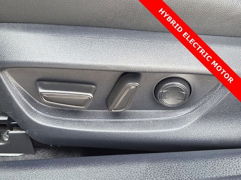 Used 2025 Toyota Camry SE w/ Convenience Package image 14