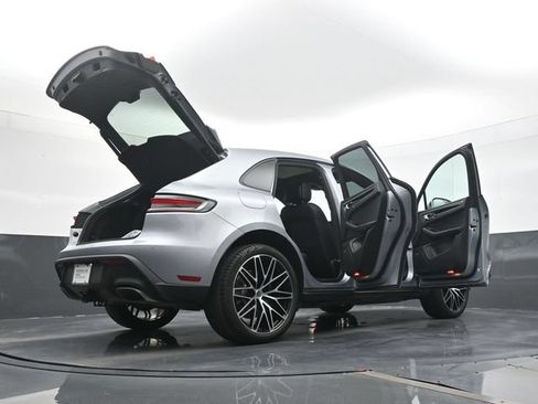 Certified 2025 Porsche Macan AWD/4WD image 25