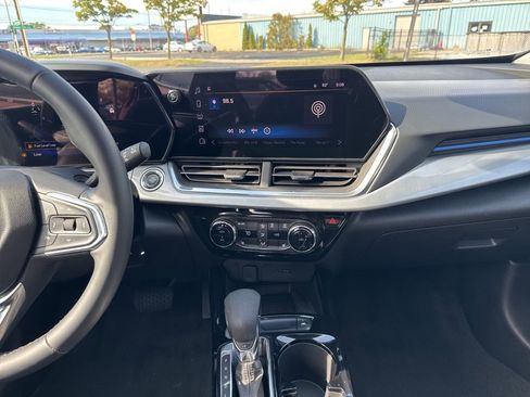 Used 2024 Chevrolet Trax LT w/ Sunroof Package image 22