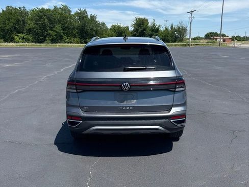 Used 2025 Volkswagen Taos SE FWD image 5