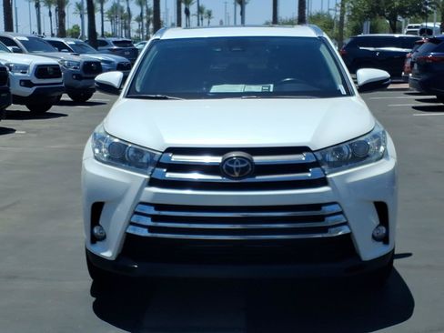 Used 2018 Toyota Highlander Limited FWD image 2
