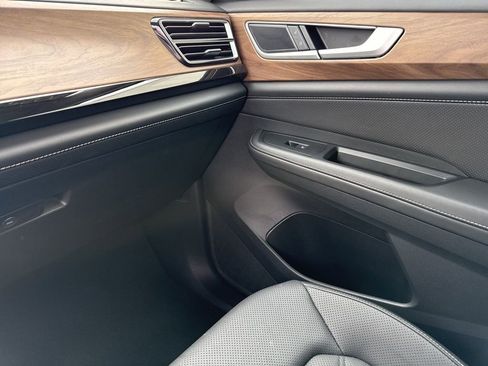 Certified 2025 Volkswagen Atlas SE image 30