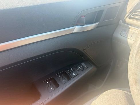 Used 2019 Hyundai Elantra SE FWD image 13