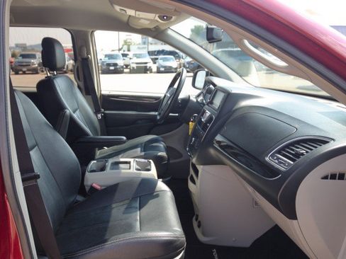Used 2013 Chrysler Town & Country Touring FWD image 31