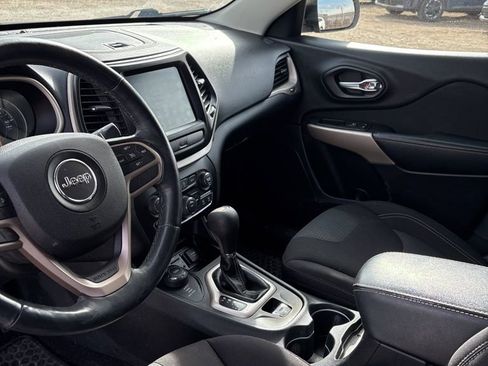 Used 2017 Jeep Cherokee Latitude w/ Cold Weather Group image 9