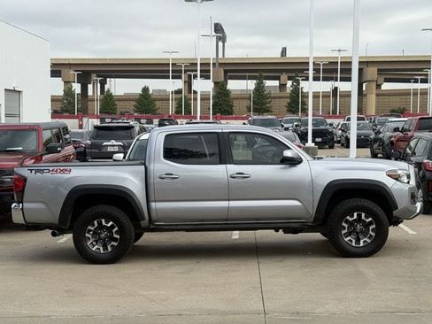 Used 2019 Toyota Tacoma TRD Off-Road AWD/4WD image 3