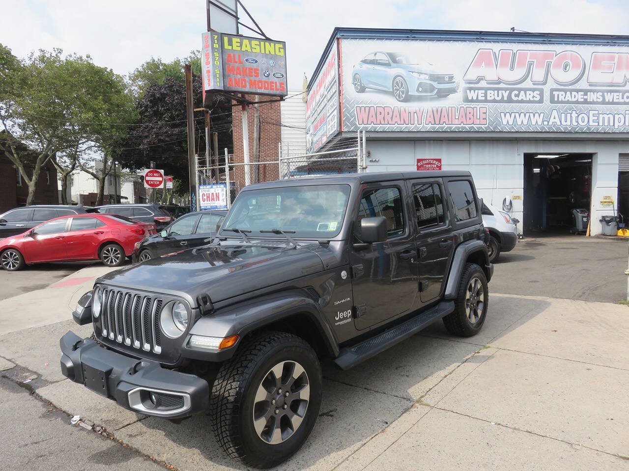 Used 2018 Jeep Wrangler Unlimited Sahara AWD/4WD image 2