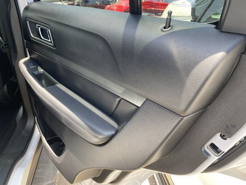 Used 2018 Ford Explorer XLT w/ Equipment Group 202A FWD image 21