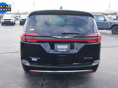 Used 2024 Chrysler Pacifica Select image 24