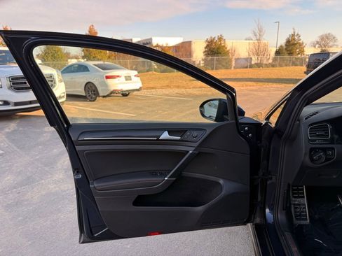 Used 2017 Volkswagen GTI SE image 16