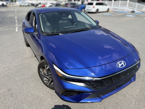 Used 2025 Hyundai Elantra Limited FWD image 13