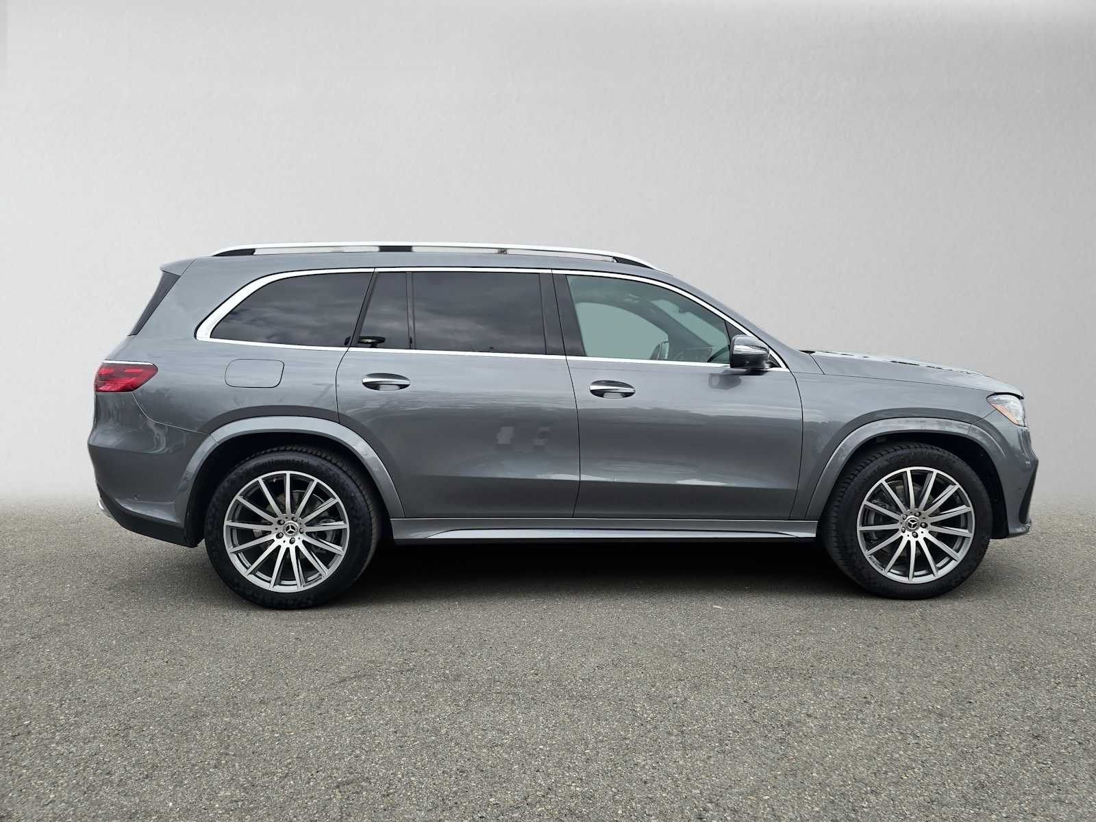 Used 2025 Mercedes-Benz GLS 450 4MATIC w/ AMG Line Exterior image 2
