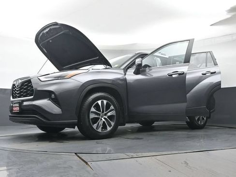Used 2022 Toyota Highlander XLE AWD/4WD image 44