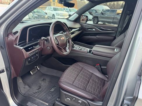 Used 2024 Cadillac Escalade V w/ LPO, ONYX Package image 17