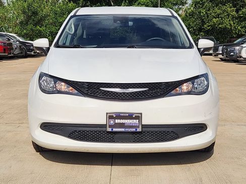Used 2023 Chrysler Voyager LX FWD image 3