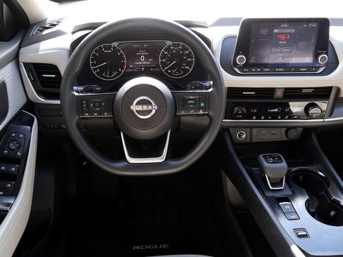 Used 2023 Nissan Rogue SV FWD image 15