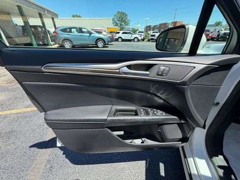 Used 2018 Ford Fusion SE w/ Equipment Group 602A FWD image 18