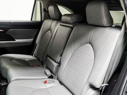 Used 2022 Toyota Highlander XLE image 40