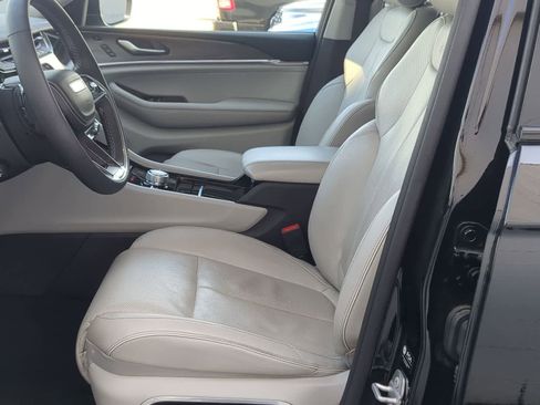 Certified 2023 Jeep Grand Cherokee Overland w/ Luxury Tech Group IV AWD/4WD image 16