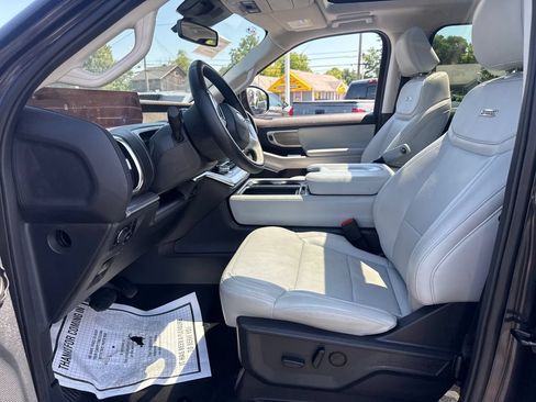 Used 2025 Ford Expedition Platinum w/ Driver's Package AWD/4WD image 28