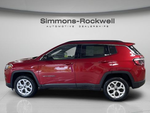 Used 2025 Jeep Compass Latitude AWD/4WD image 2