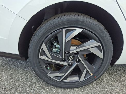 New 2025 Hyundai Elantra SEL image 9
