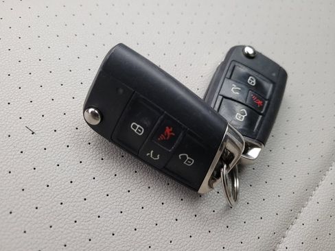 Used 2021 Volkswagen Tiguan SE image 32