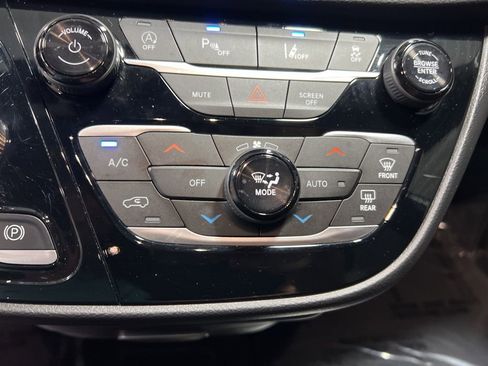 Used 2025 Chrysler Pacifica Select image 27