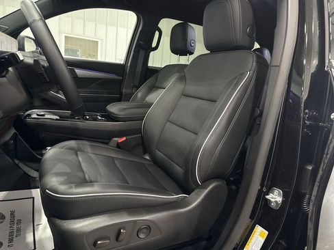 Used 2025 Buick Enclave Preferred AWD/4WD image 22