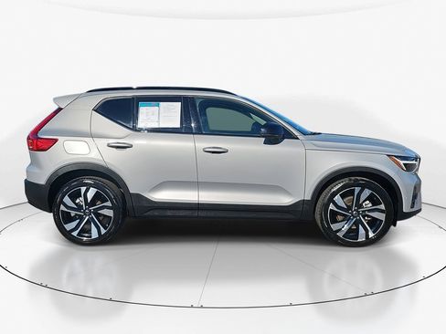Used 2025 Volvo XC40 B5 Plus image 3