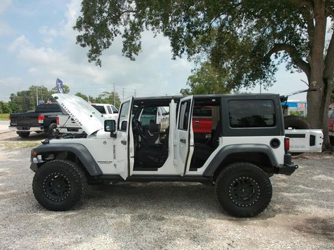 Used 2015 Jeep Wrangler Unlimited Rubicon w/ Connectivity Group AWD/4WD image 10