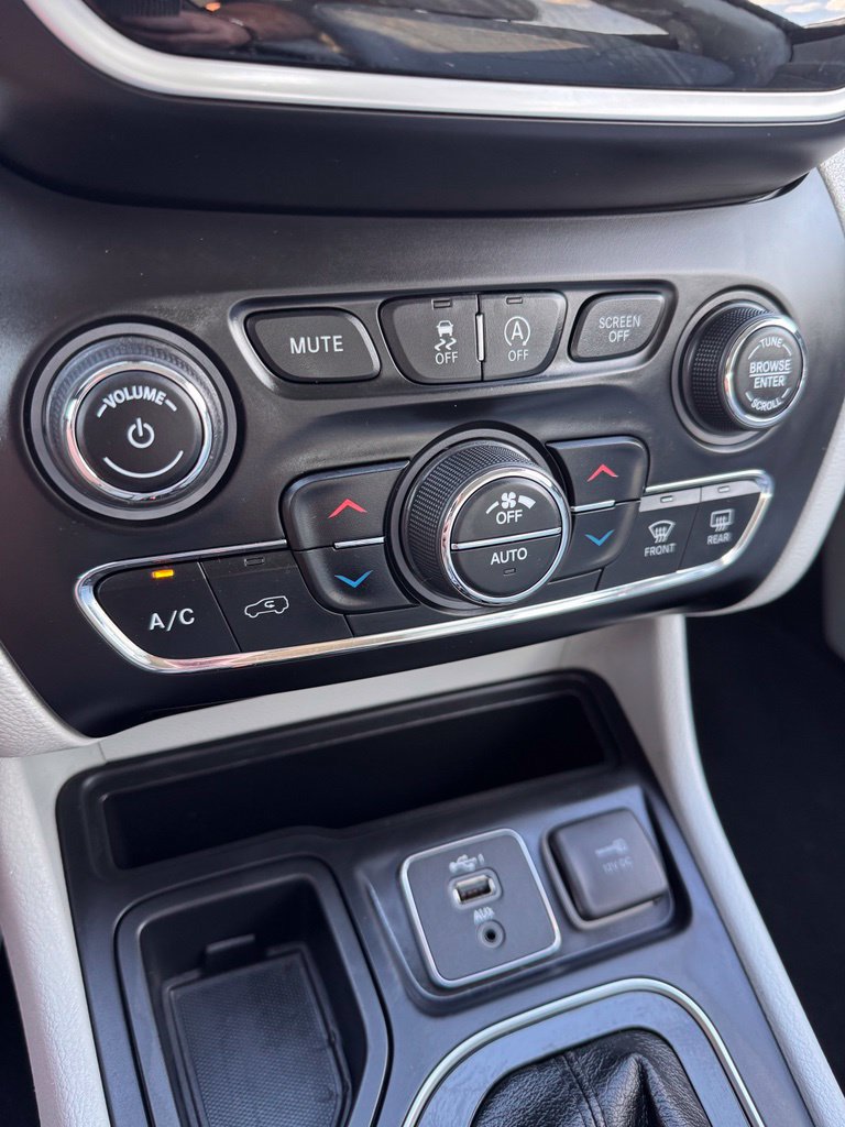 Used 2019 Jeep Cherokee Limited FWD image 20