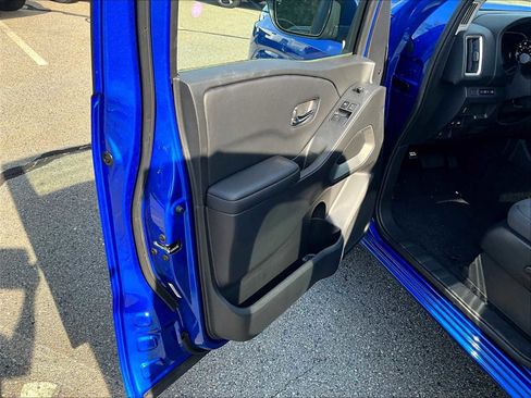 Used 2025 Nissan Frontier SV image 15