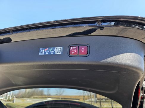 Used 2025 Mercedes-Benz GLC 300 4MATIC image 17