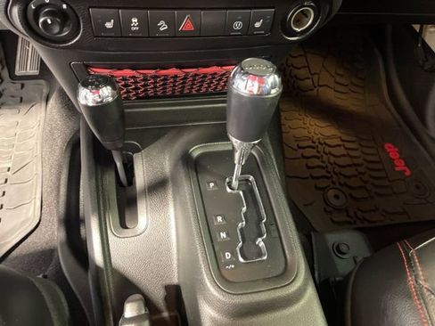Used 2017 Jeep Wrangler Unlimited Rubicon AWD/4WD image 13