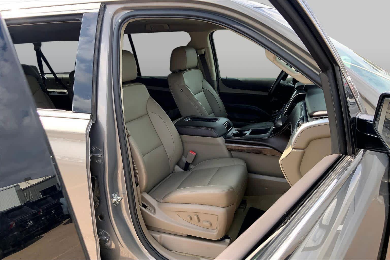 Used 2017 Chevrolet Suburban LT w/ Luxury Package AWD/4WD image 9