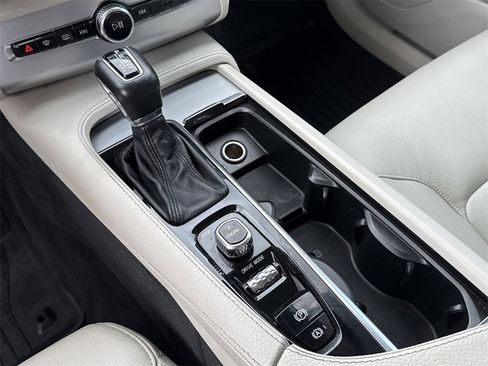 Used 2017 Volvo XC90 T5 Momentum w/ Vision Package image 18