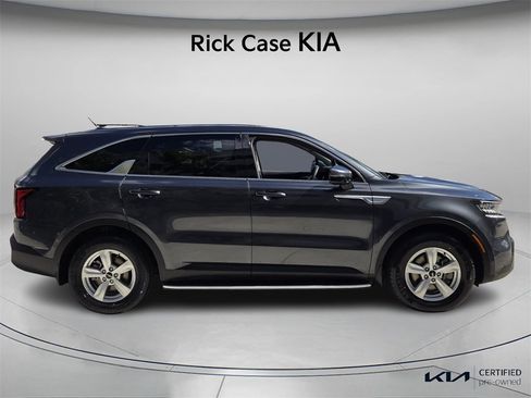 Used 2022 Kia Sorento LX image 4