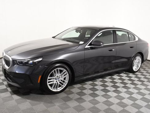 Used 2024 BMW 530i xDrive AWD/4WD image 2