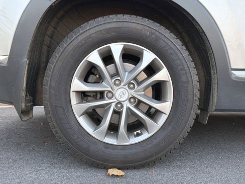Used 2020 Hyundai Santa Fe SE w/ Cargo Package image 15