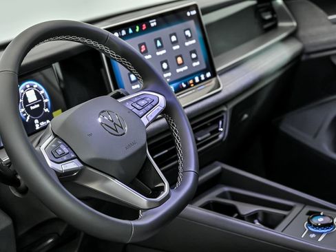 Used 2025 Volkswagen Tiguan S image 9