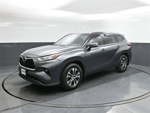 Used 2020 Toyota Highlander XLE image 1